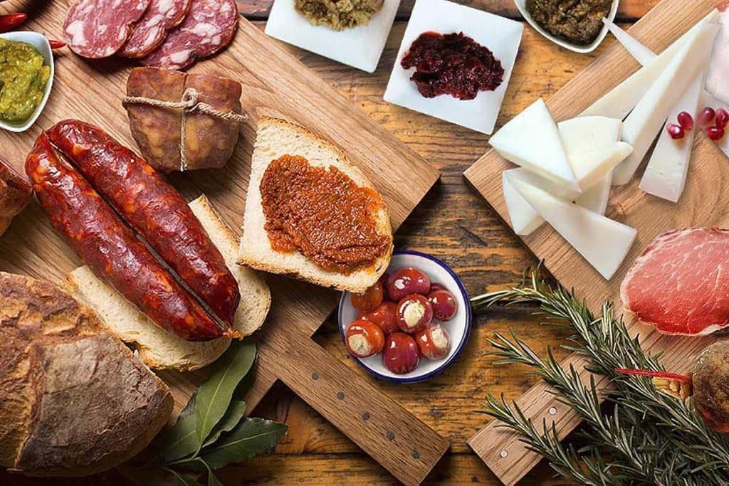 Specialità calabresi con salumi, pane e formaggi